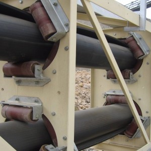 Solución de transporte de material a granel utilizando cinta transportadora tubular