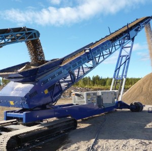 Stacking conveyor by Tracked mounted mobile design applied for a bulk materials