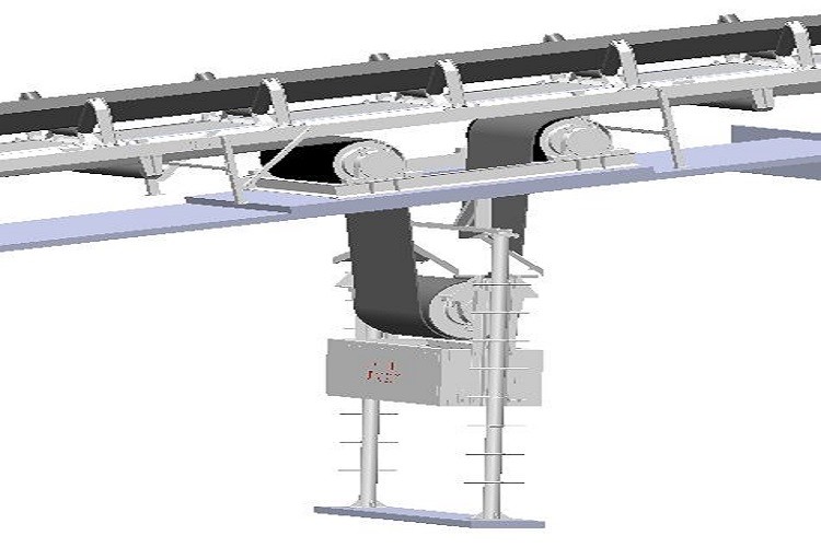 What are the advantages of the heavy-duty tensioning device in the belt conveyor?