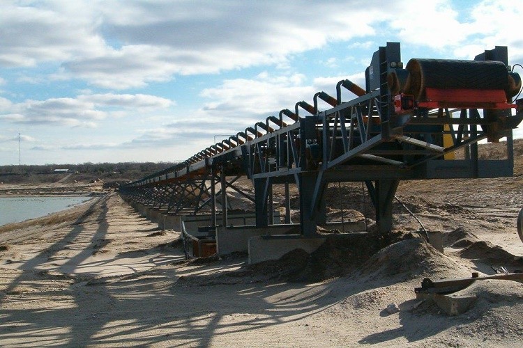 What should be done when installing the belt conveyor?