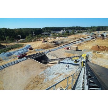 Loading and unloading belt conveyor system for railway station transportation