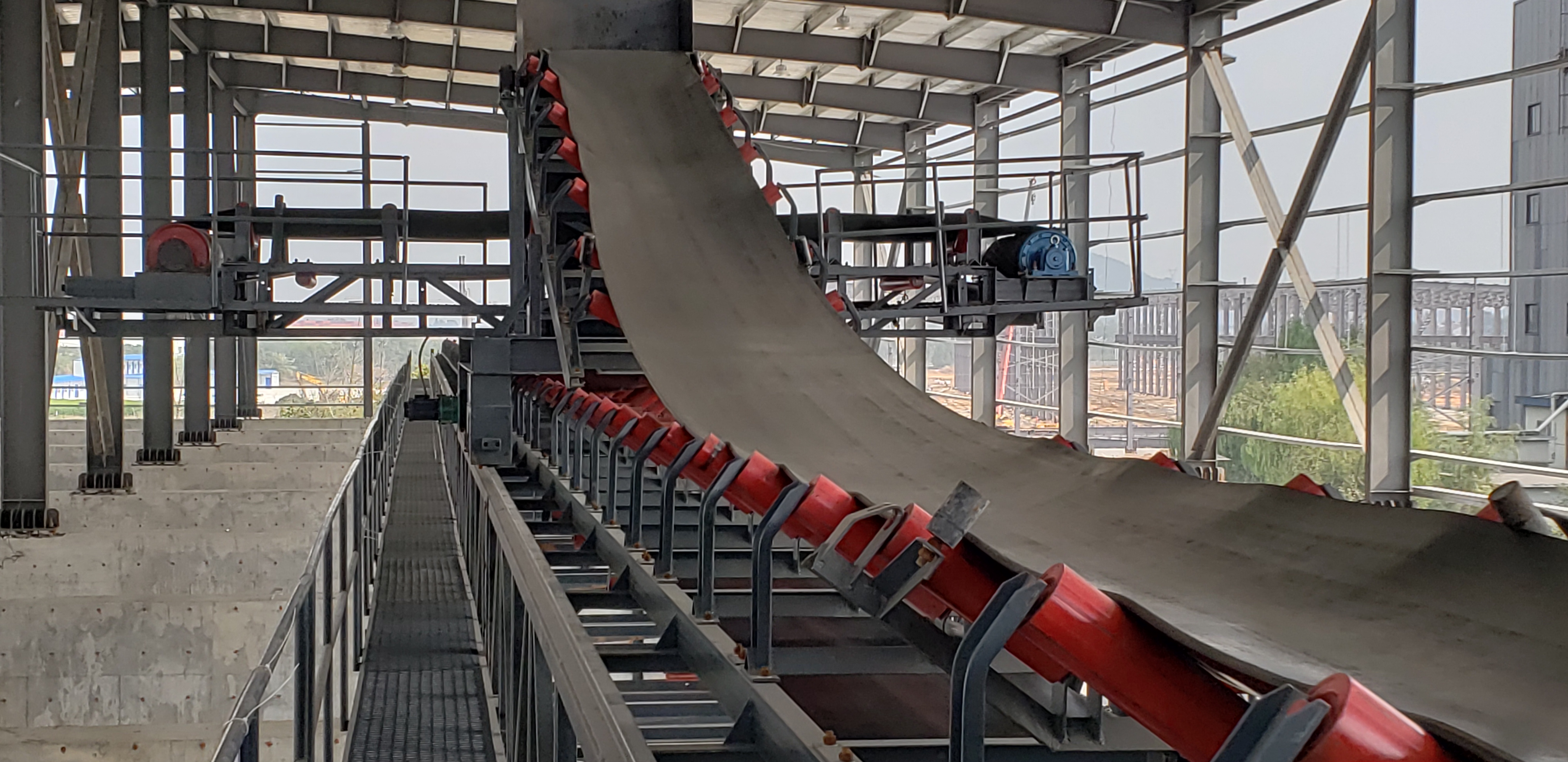 Conveyor clearance belt tripper