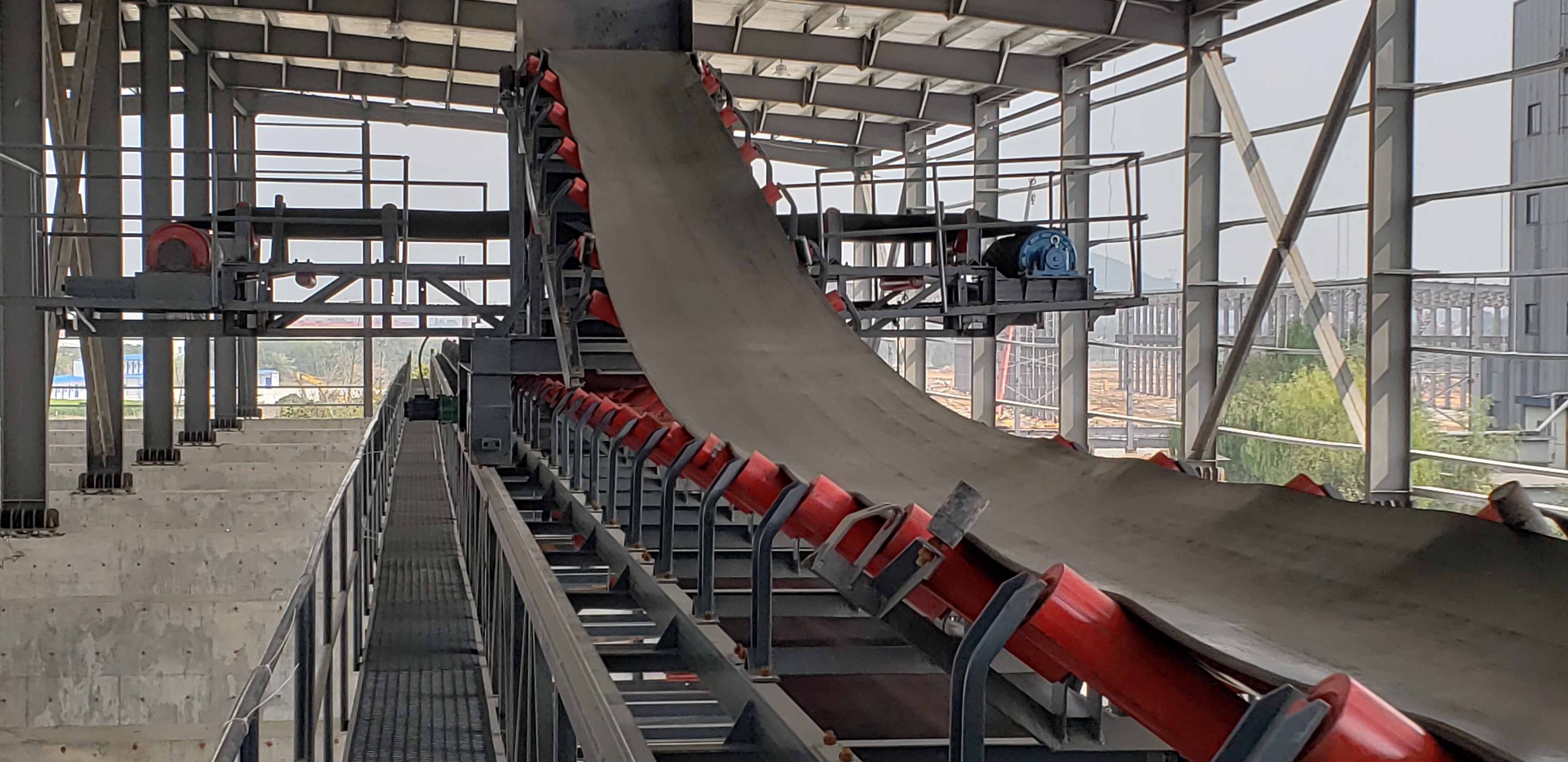 Tripper conveyor for aggregates stacking