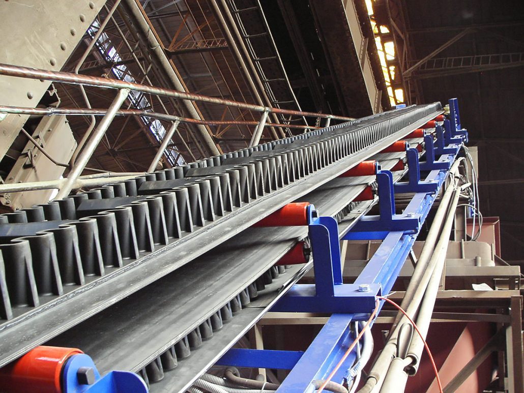 How to deal with the deviation for large angle belt conveyor？