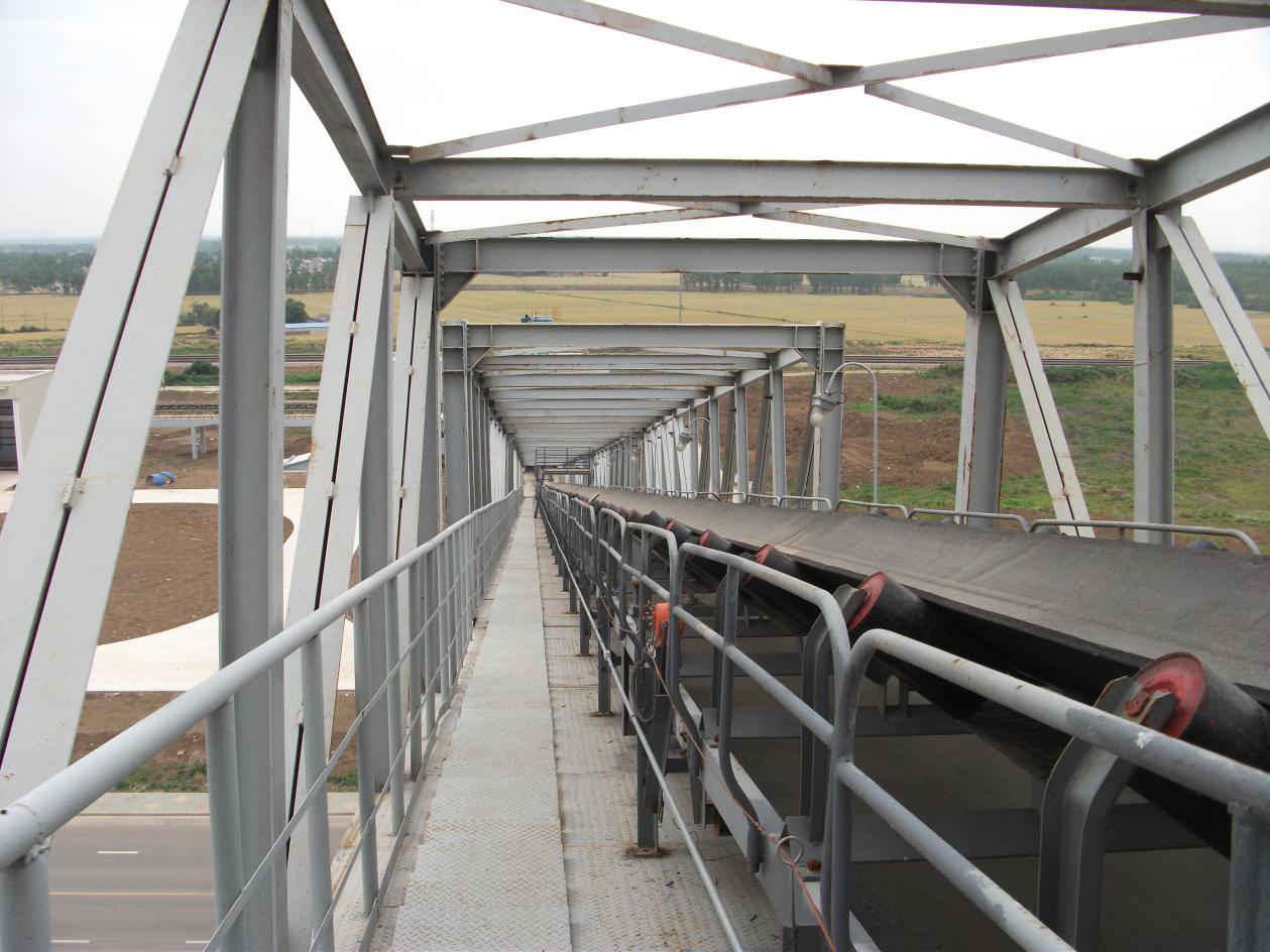 conveyor with walkway