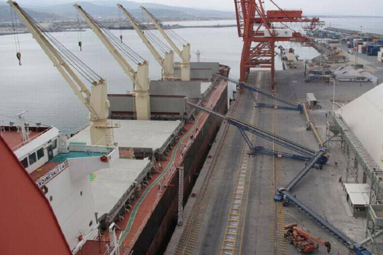 Barge ship loading mobile conveyor