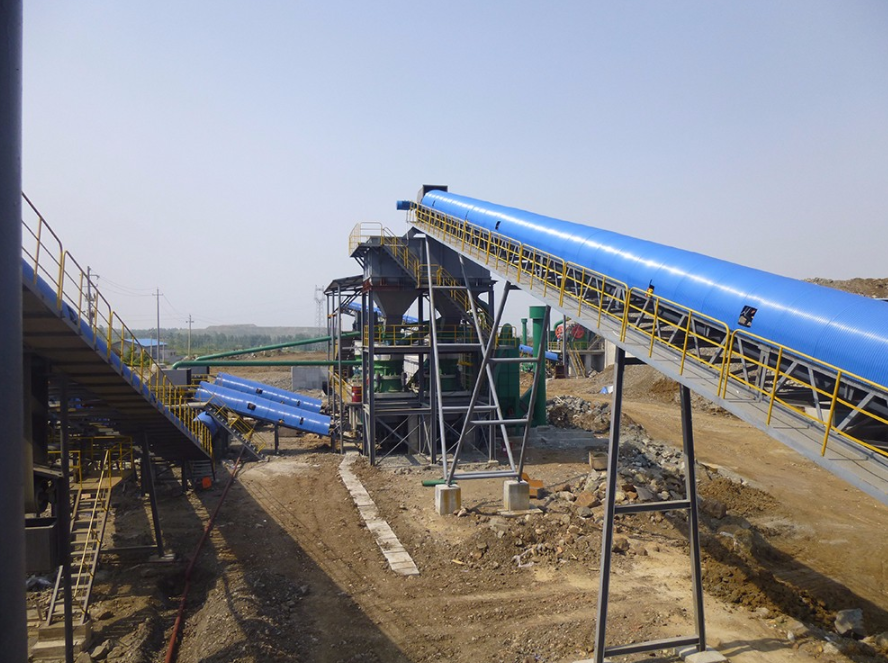 How to solve the problem of belt conveyor spreading material?