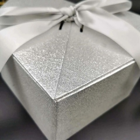Custom luxury paper packaging gift box cardboard silver shiny heart-shaped ribbon box