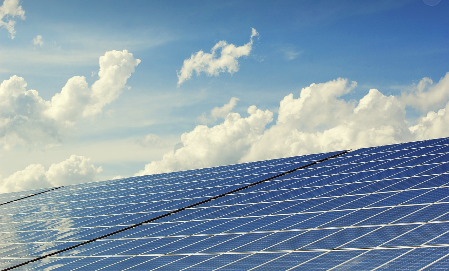 中国は太陽光発電産業の過剰生産能力を抑制するため、エネルギー消費基準の義務化に着手した。
