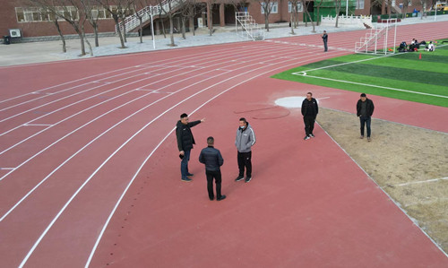 Tianhecheng Middle School playground tartan track installation has been completed.