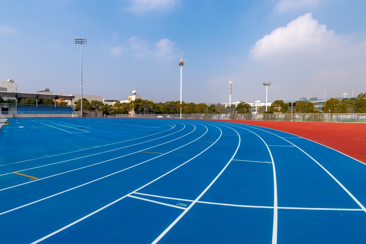 Wujiashan Middle School, the number of synthetic sports surfaces is one more than that of ordinary playgrounds