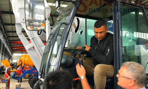 The advent of the self-loading concrete mixer broke the efficiency of traditional concrete engineering operations