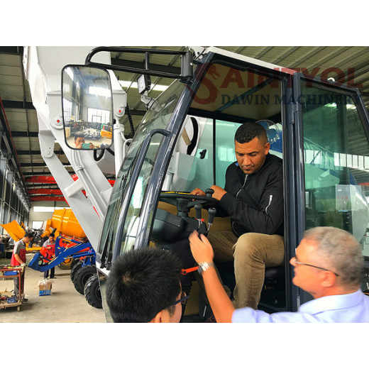 The advent of the self-loading concrete mixer broke the efficiency of traditional concrete engineering operations