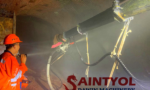 The vehicle-mounted wet spray concrete truck is a professional wet spray concrete equipment