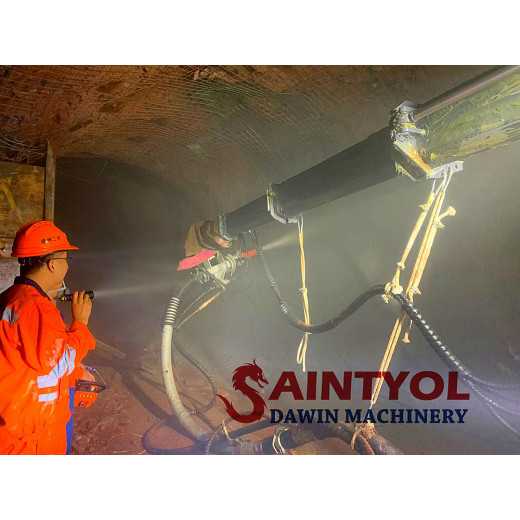 The vehicle-mounted wet spray concrete truck is a professional wet spray concrete equipment