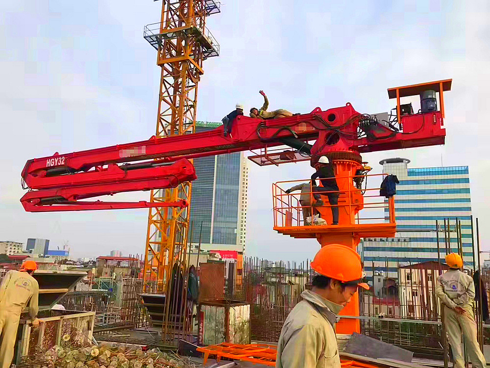 Internal Jack up tower concrete placing boom installation