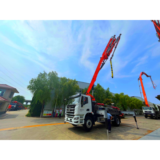 When discharging oil on a small pump truck, the boom should pay attention to the following two points: