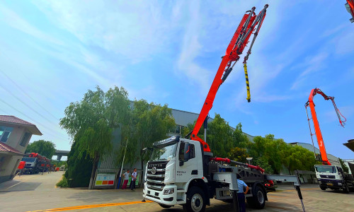 When discharging oil on a small pump truck, the boom should pay attention to the following two points: