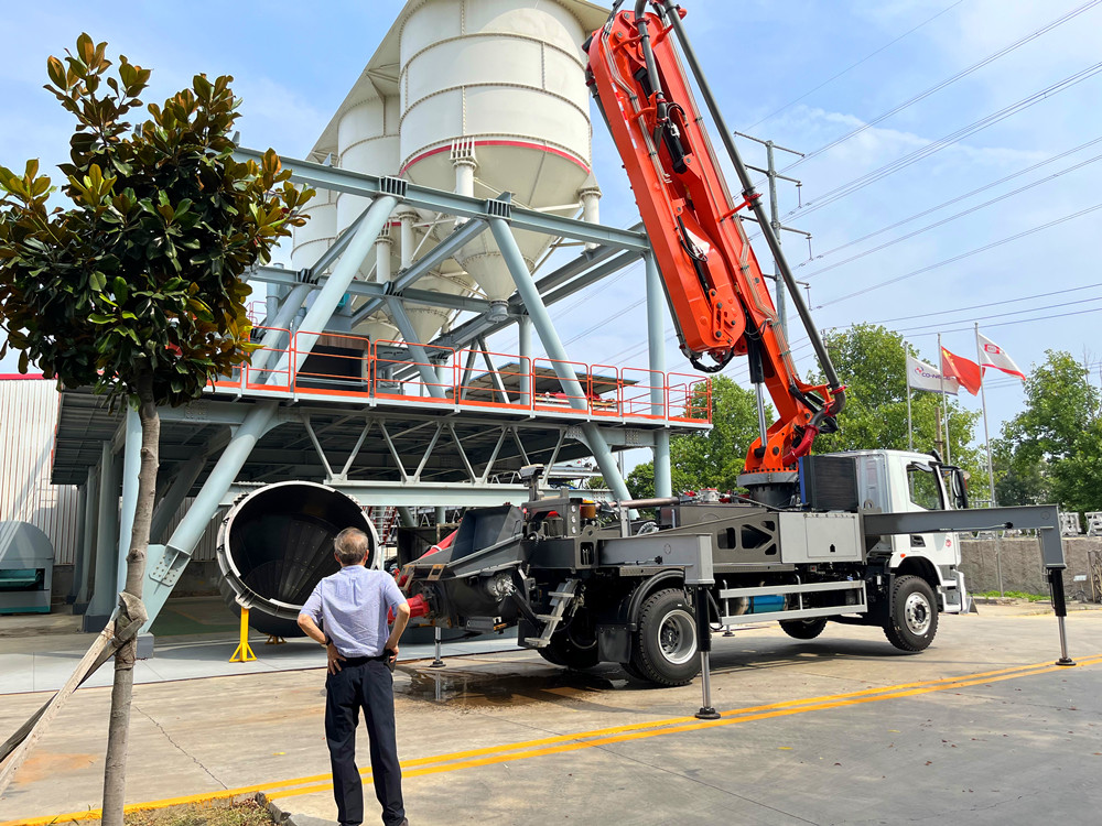According to the structural characteristics of the boom, the small concrete pump truck boom expansion length is shortened.