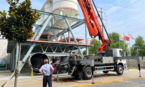 According to the structural characteristics of the boom, the small concrete pump truck boom expansion length is shortened.