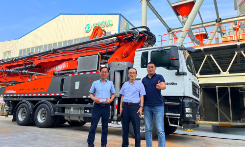 What should you pay attention to when extending the boom of a 32-meter pump truck?