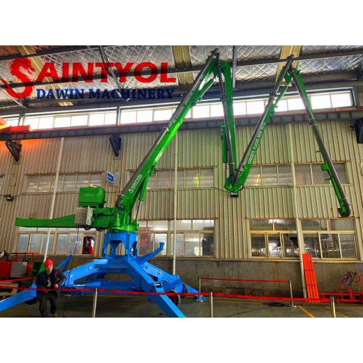 How should the hydraulic concrete placing boom be maintained daily?