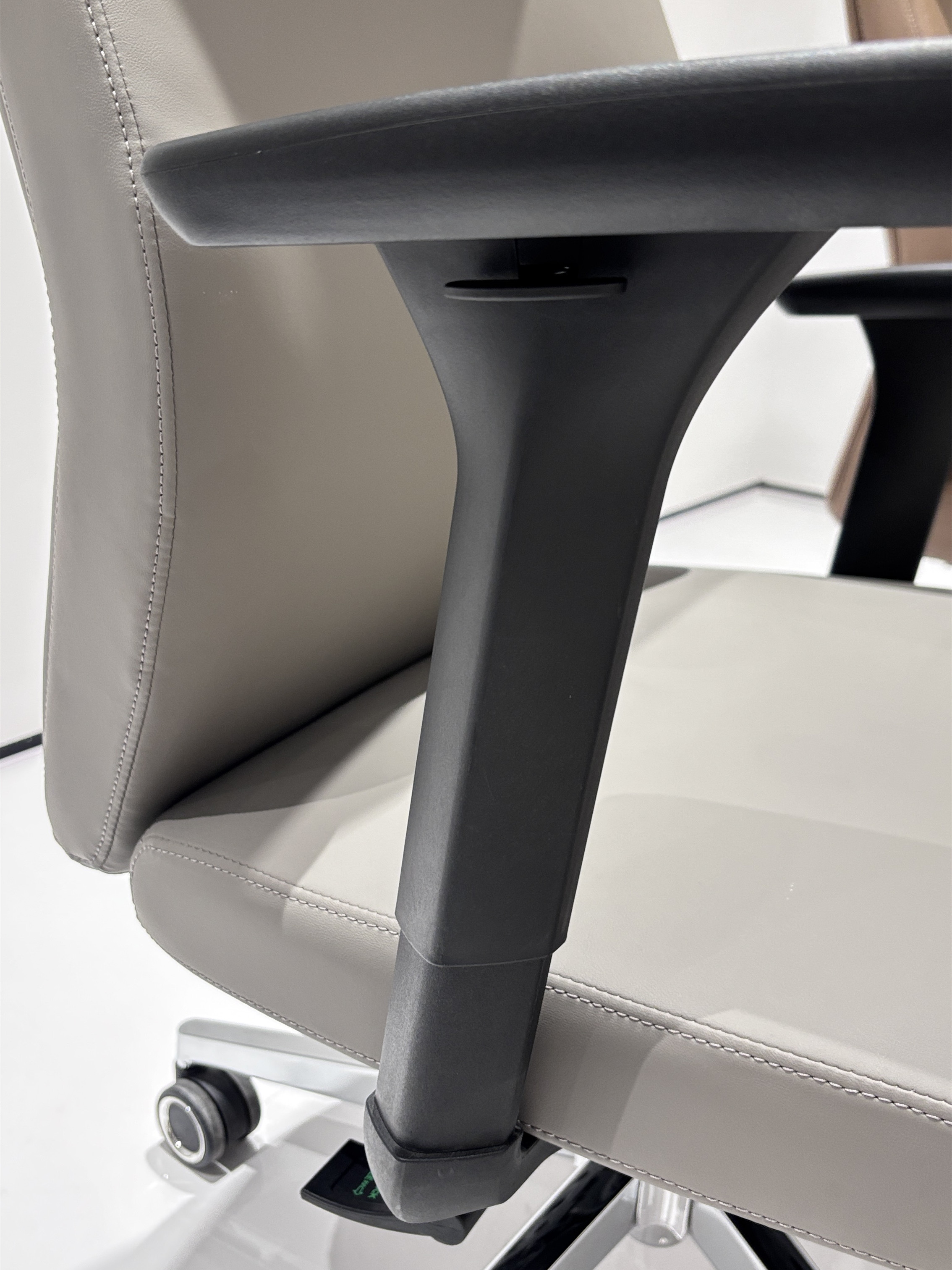 YF-ST631A ergonomics executive office chair 4D armrest detail