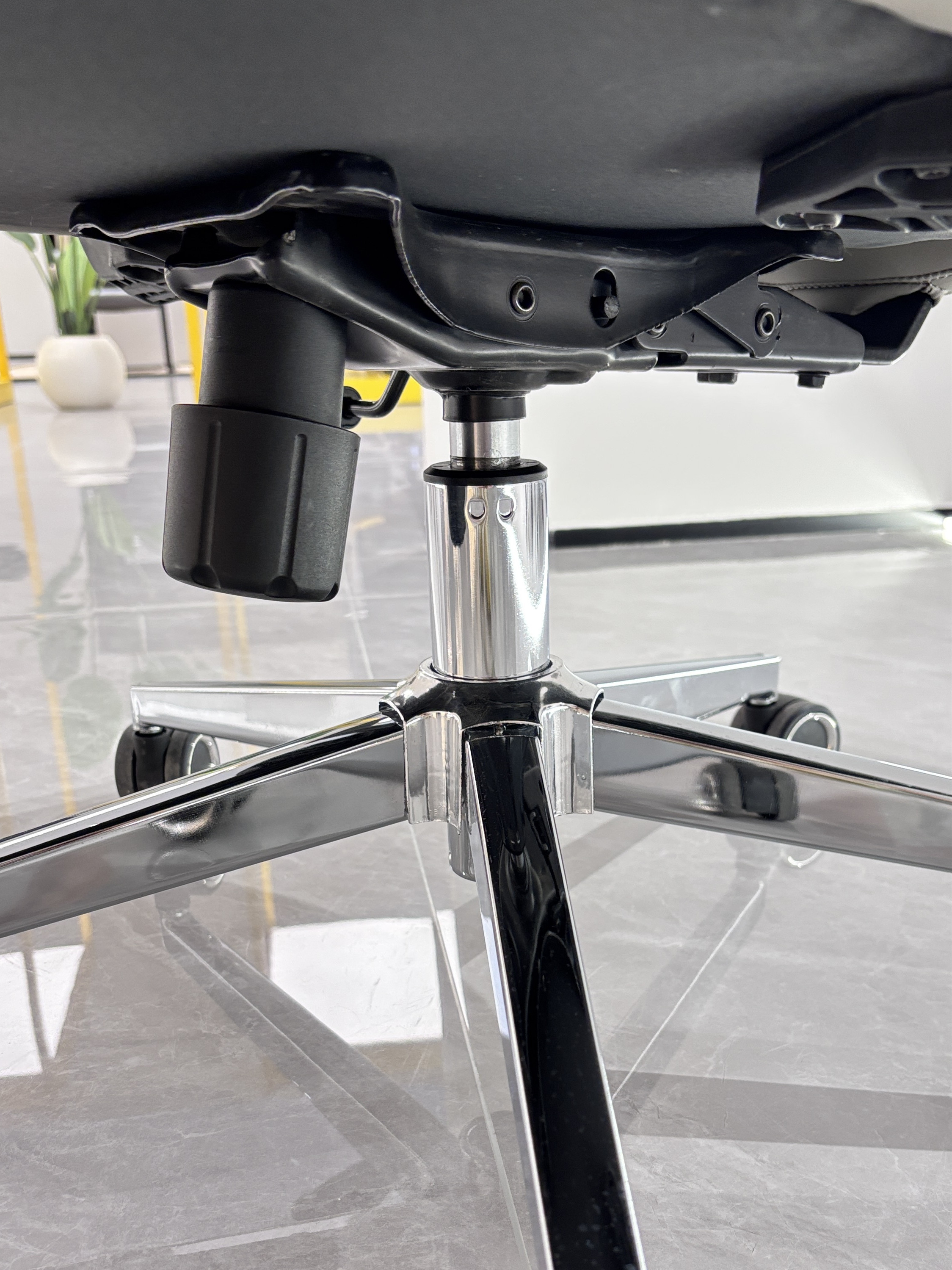 YF-ST631A ergonomics executive office chair 3 grade lockable mechanism and SGS gaslift detail