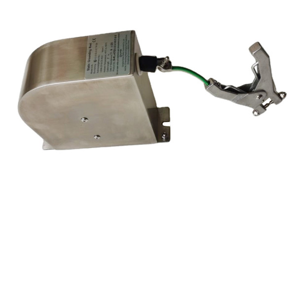 Retractable static grounding enclosed earthing cable reel for tanker truck