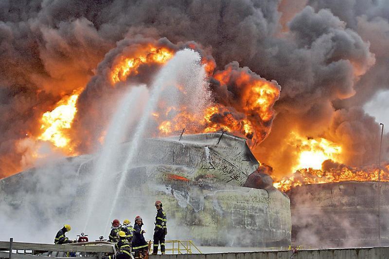 The oil refinery exploded and the fire was concentrated in the tank farm! Storage tank safety matters!