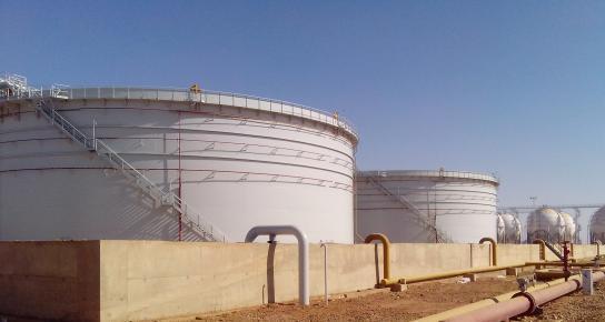 The mechanism of lightning strikes on oil tanks