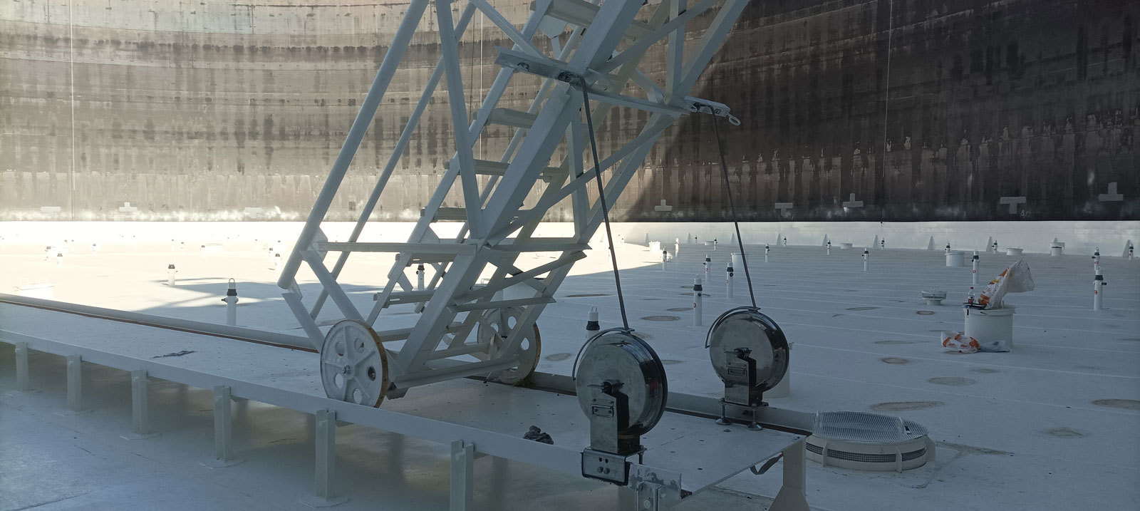 A new use for RGR ——Cable Collectors on floating roof tanks