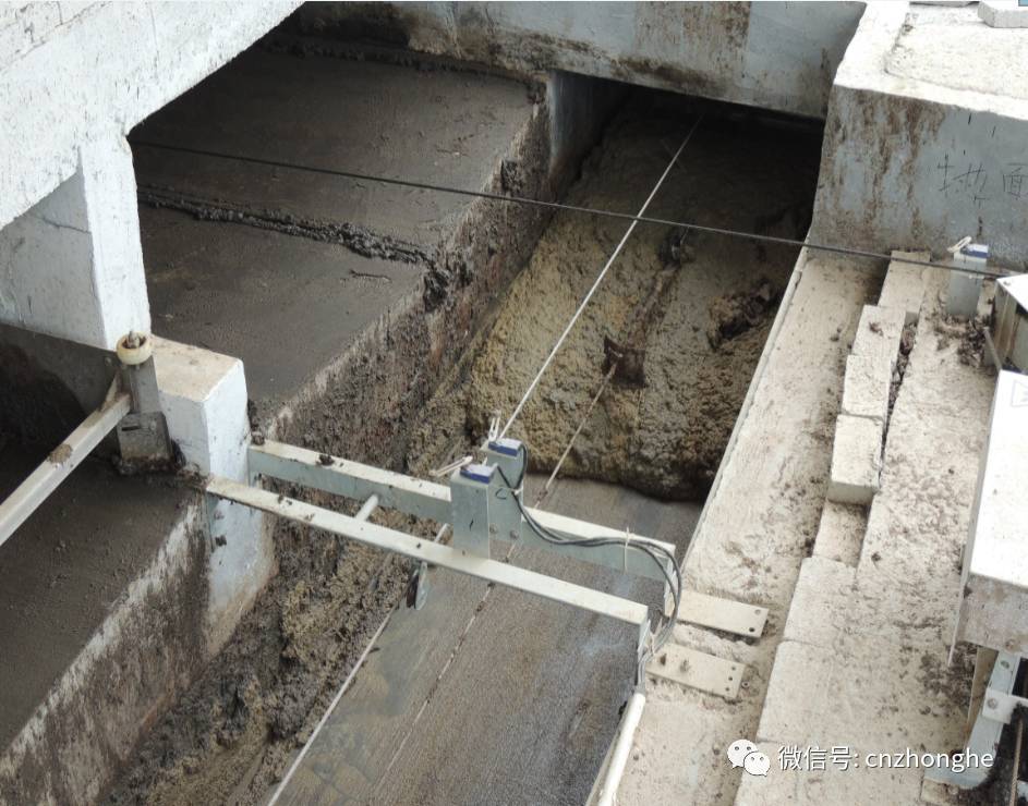 Vtype Pig crage dry manure removal scraper / hog manure treatment