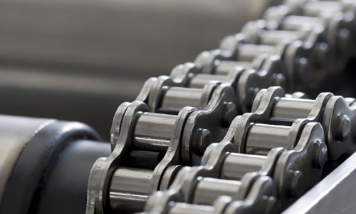 Comprensión de las cadenas de rodillos métricos: dimensiones, aplicaciones y mantenimiento