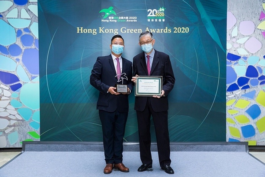 Mr Desmond Chung, CFO, received the award from Mr Shih Wing-Ching, Chairperson of Green Council