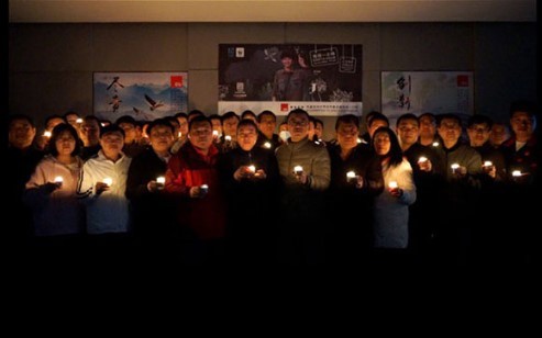 Ms Glendy Choi, CEO D&G Technology, bersama dengan staf lain dan keluarga mereka, berpartisipasi dalam Earth Hour