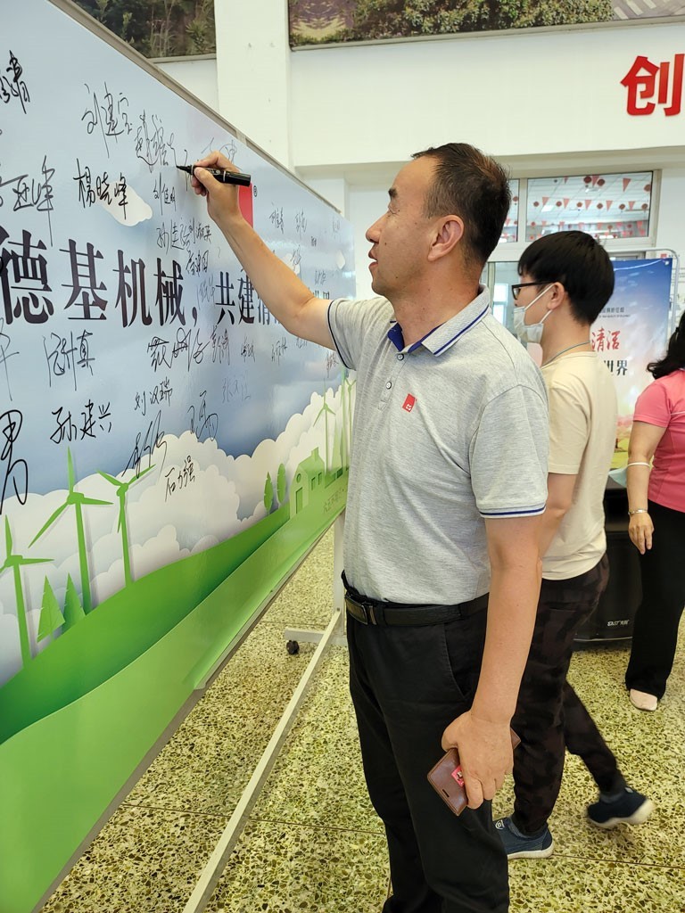 Employees signed to show support for World Environment Day and pledged to take action to respond to environmental protection on a daily basis.