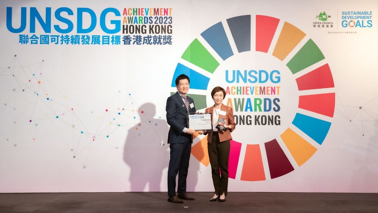 Г-жа Гленди Чой, генеральный директор D&G Technology, получила награду от имени компании.