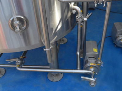 Why are centrifugal pumps so widely used in brewery applications?