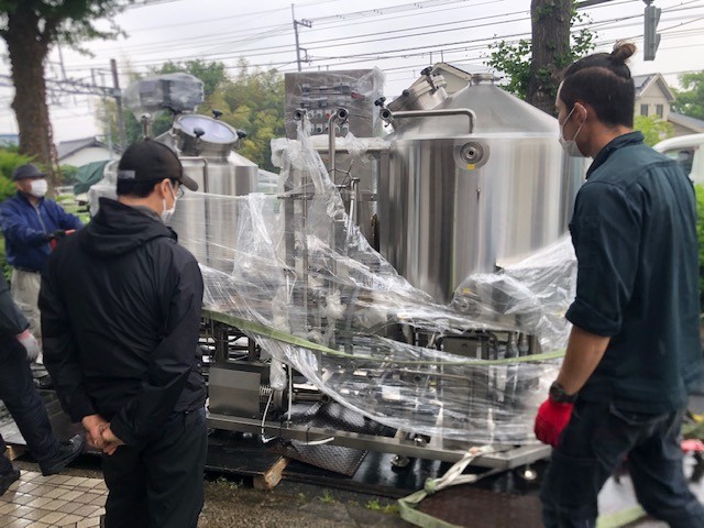 Nuestro equipo de elaboración de nanocerveza de 300L (cocina con calefacción eléctrica de 2 recipientes) se ha trasladado a la cervecería del cliente.