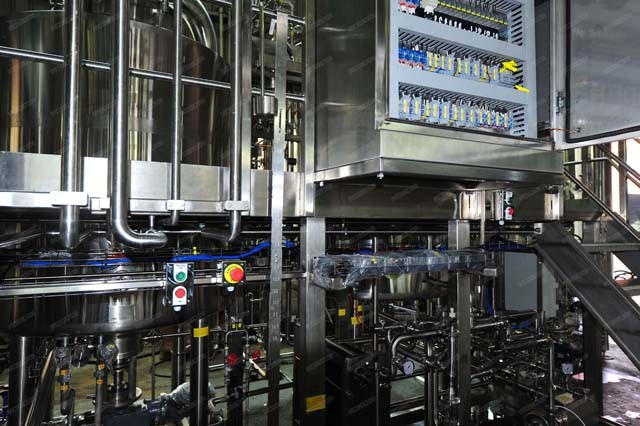¿Qué materiales se utilizan comúnmente en la industria de equipos de elaboración de cerveza?