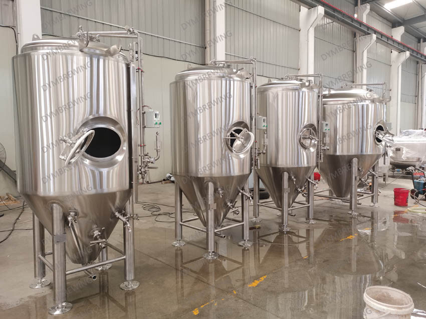 ¡Los tanques de fermentación de cerveza de 10 hl y 20 hl se terminaron y se cargarán este fin de semana!