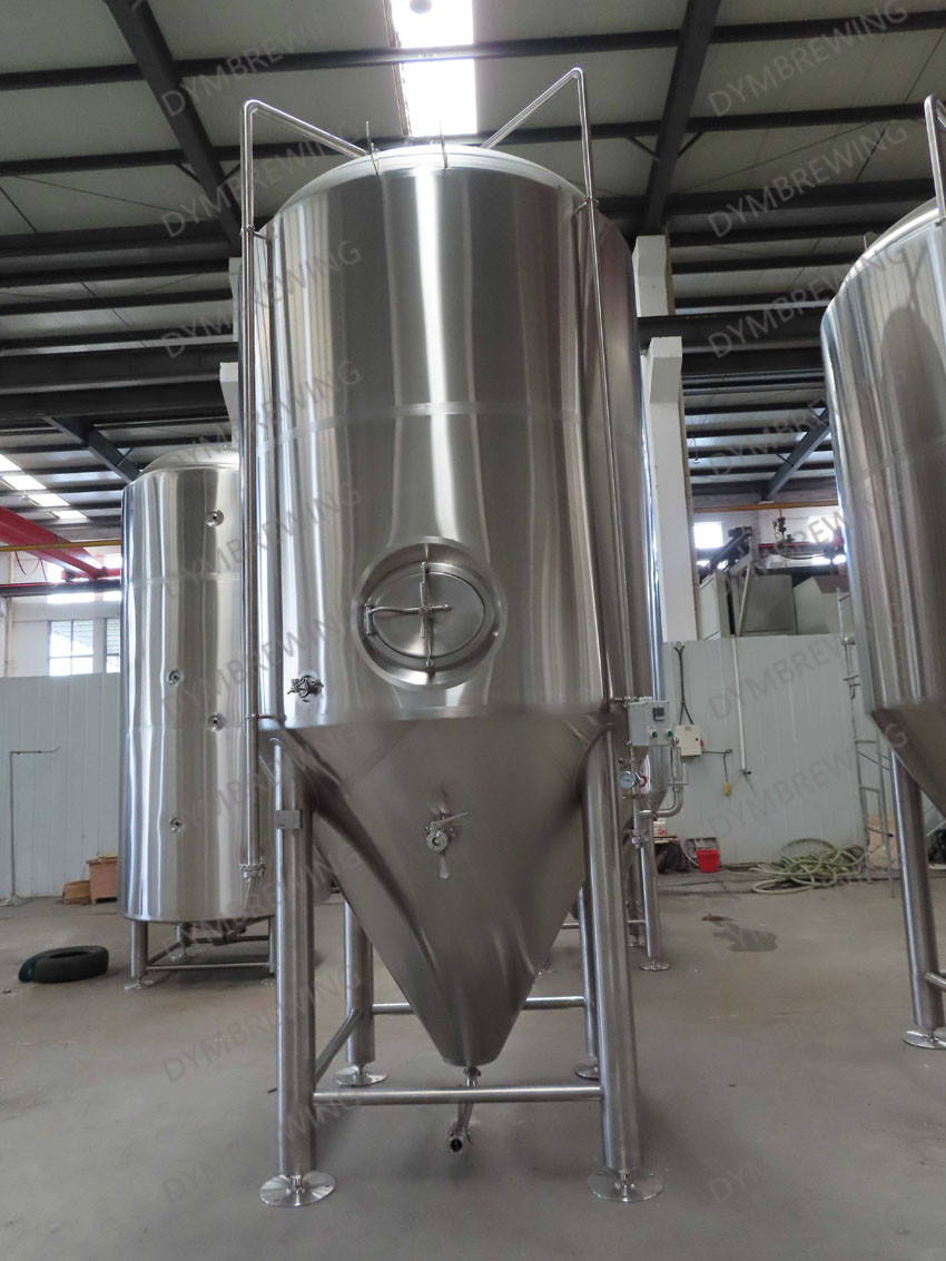 Hemos terminado tanques de fermentación de cerveza de 35 hl y 70 hl, y almacenaremos para el cliente hasta mediados de octubre.