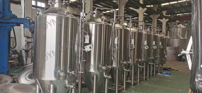 Los tanques de fermentación de cerveza de 6 HL y el tanque de cerveza brillante de 20 HL se terminaron y se enviarán al cliente.