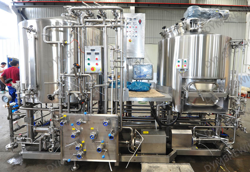 ¿Cuáles son algunos accesorios sanitarios comunes que se utilizan en los equipos de elaboración de cerveza?