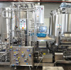 ¿Cuáles son algunos accesorios sanitarios comunes que se utilizan en los equipos de elaboración de cerveza?