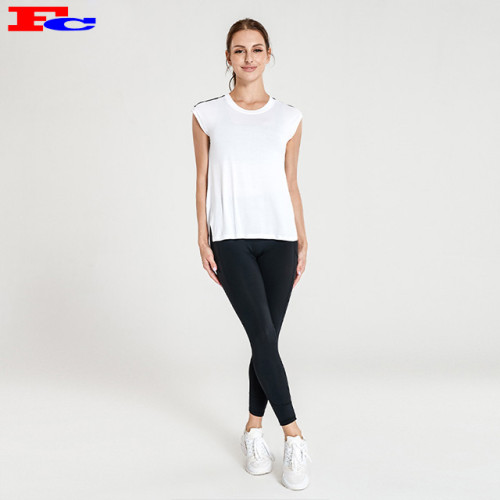 Großhandel Yoga Wear mit weißen losen T-Shirt und schwarzen Leggings