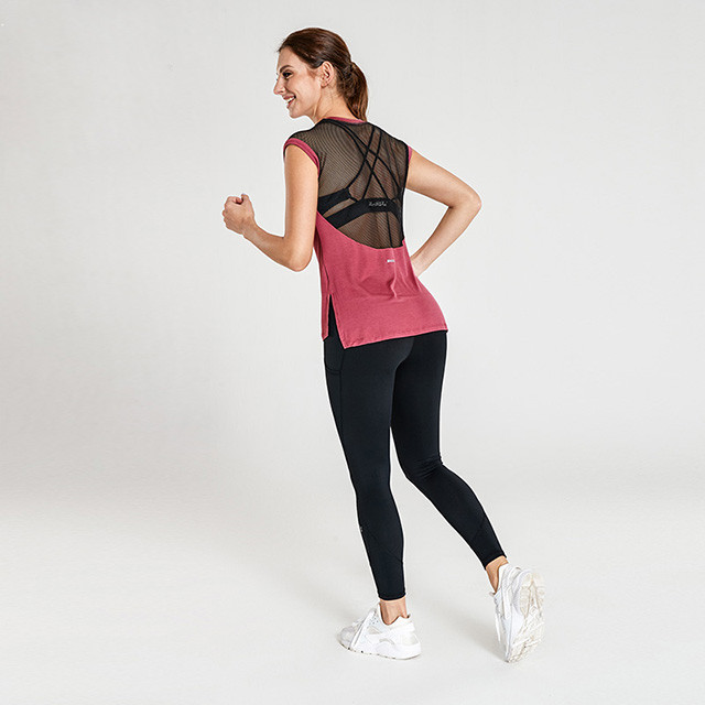 Backsteinrotes T-Shirt mit schwarzen Leggings Activewear Bekleidungshersteller