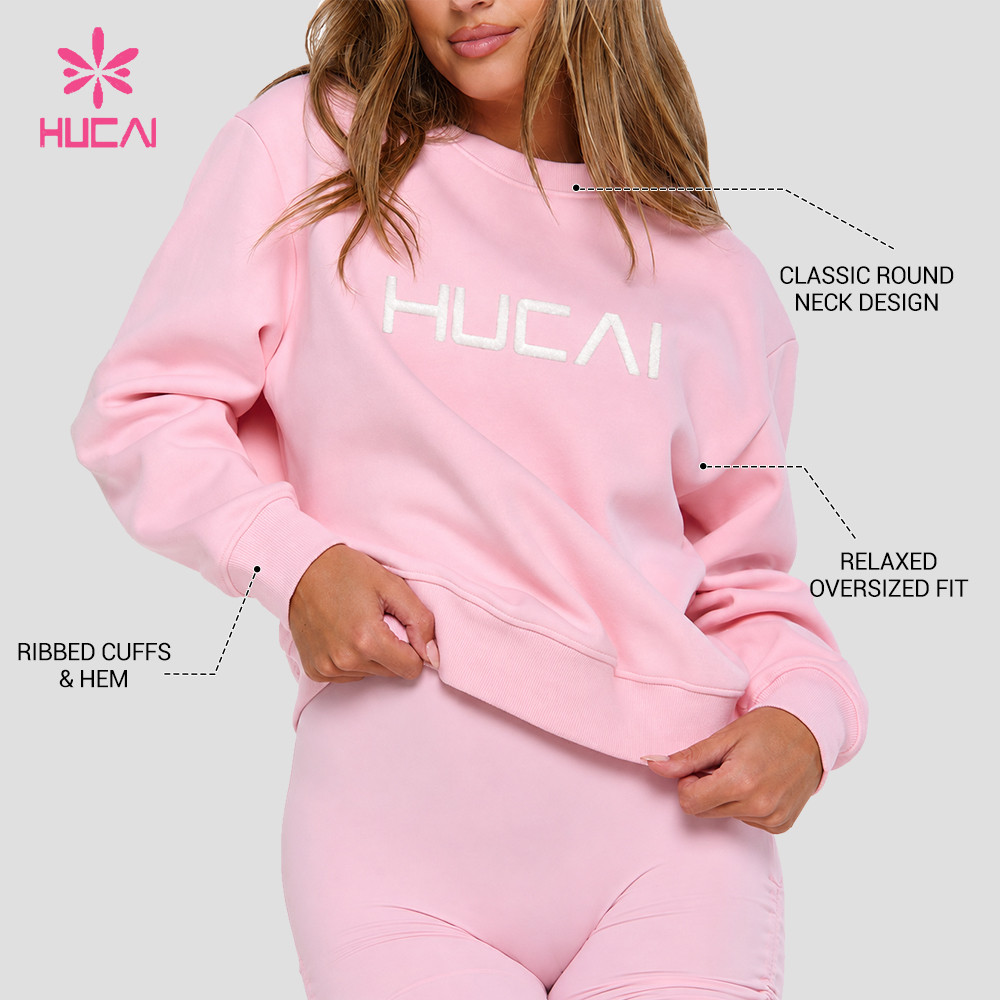 Round neck, drop shoulder and ribbed cuffs and hem on the sweatshirt