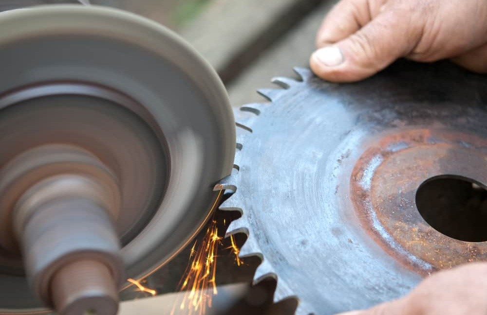  the methods and precautions for using and sharpening circular saw blades